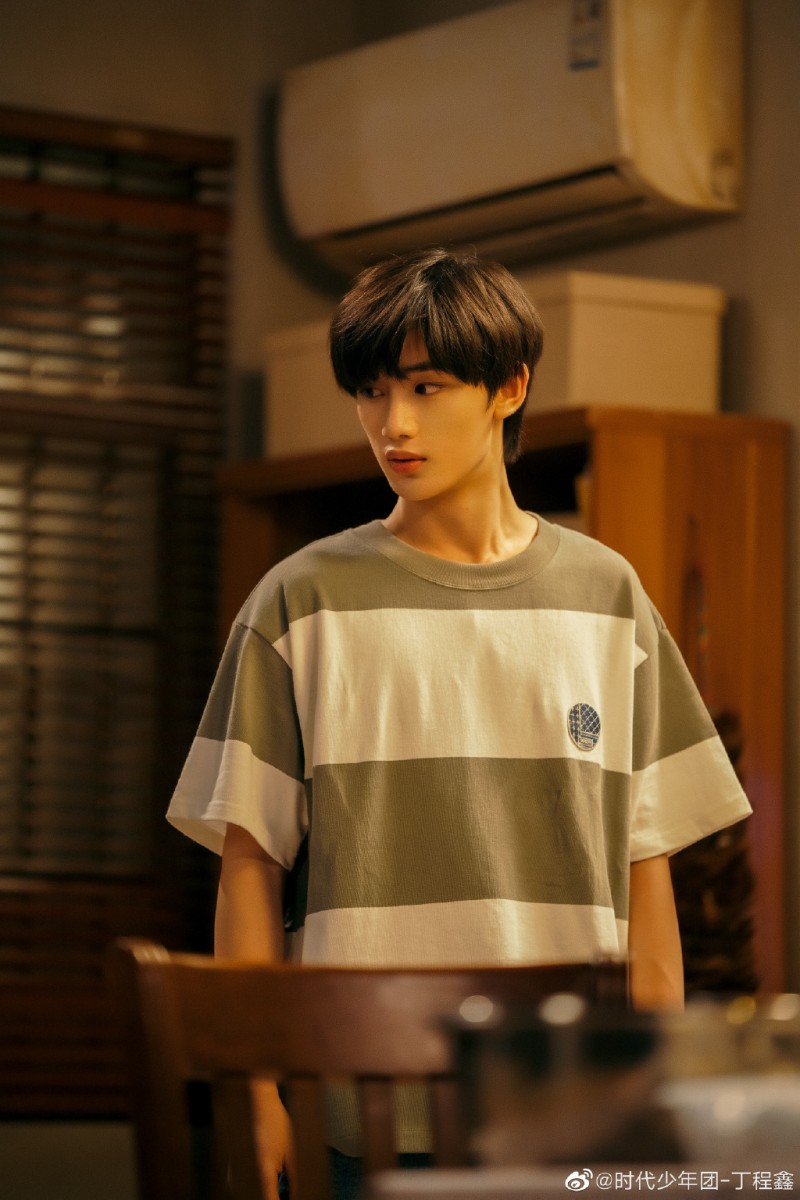 ✨TOP 4 :丁程鑫 高颜值的TFBOYS师弟丁程鑫是时代少年团中人气极高的其中一位!此前他曾出演过数部作品但没有迎来大火,不久前宣布加盟《演员请就位第二季》,据知这次从唱跳练习生转型当演员的他会有不俗表现,也会带来颠覆性的角色演出,期待能看到他的精湛表现!