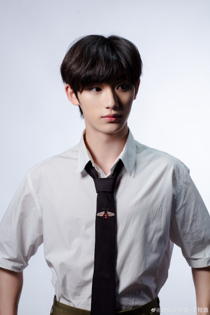 ✨TOP 4 :丁程鑫 高颜值的TFBOYS师弟丁程鑫是时代少年团中人气极高的其中一位!此前他曾出演过数部作品但没有迎来大火,不久前宣布加盟《演员请就位第二季》,据知这次从唱跳练习生转型当演员的他会有不俗表现,也会带来颠覆性的角色演出,期待能看到他的精湛表现!
