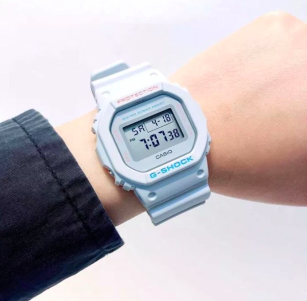 ✨ Casio G-SHOCK Women Watch DW-5600SC-8DR 宝宝柔蓝色: 嫩粉粉的这关宝宝柔和蓝色系「小方块」G-SHOCK腕表,无论配色或整体设计都极具减龄清新感!RM663 >> 链接