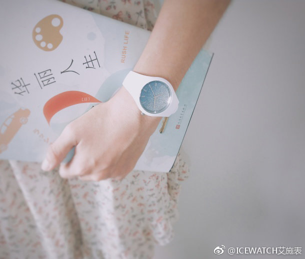 ✨ Ice-Watch ICE lo - White Blue(Small)蓝色星辰 : 像极了湛蓝的天空被团团软软的云朵包裹着~这款真的颜值破表啊!?而且用来送人有着「将漫天星辰倾注腕间献给你」的寄语,是不是超浪漫呢~ ❤️ RM 399 >> 链接