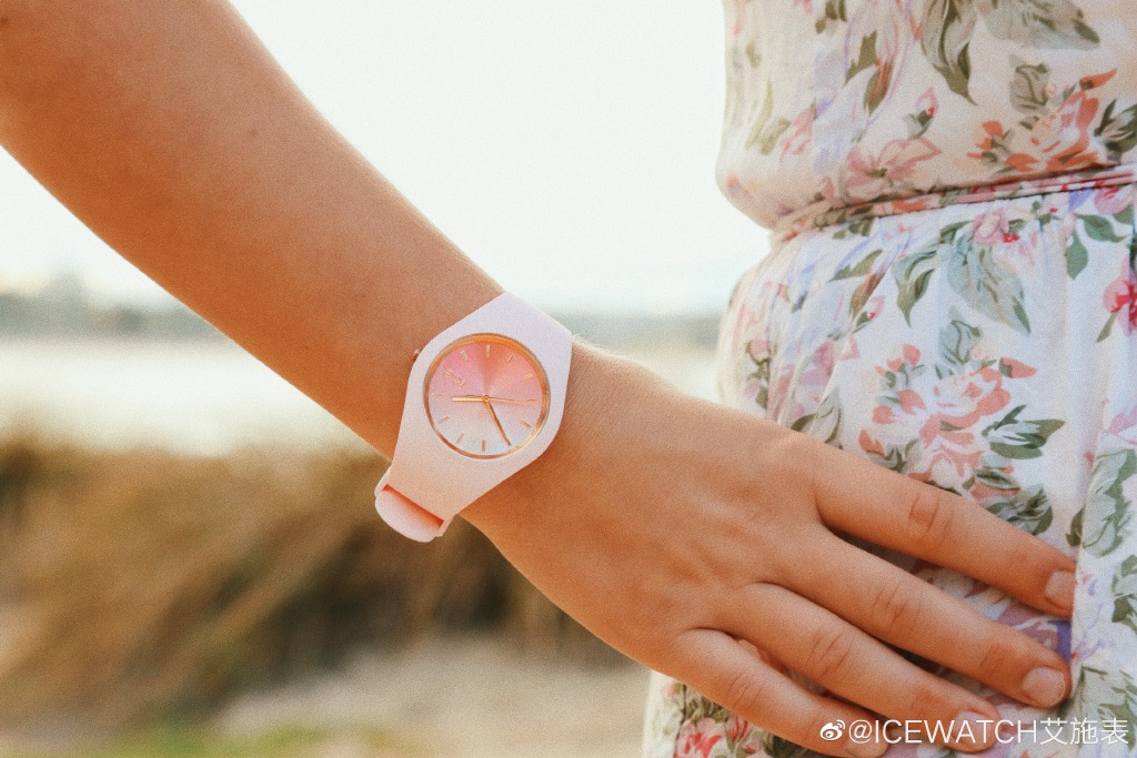 ✨ Ice-Watch ICE sunset - Pink (Medium) 落日石英粉 : 以日落余晖为设计灵感,Sunset落日系列中小编私心最爱的是这款石英粉渐变款,优雅不失减龄感!RM469 >> 链接