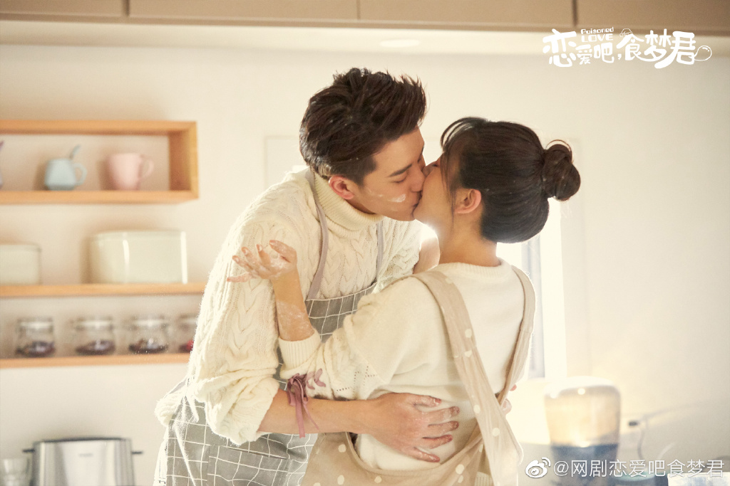 ✨《恋爱吧,食梦君》| 领衔主演:马梦唯、敖瑞鹏、罗正 自打童年起被噩梦综合症困扰的「精分少女」方言,在遇见「他」后竟然可以安然入睡!这个「他」本该是完美主义霸道总裁时孟,但方言却阴差阳错摆了乌龙,误以为大明星时一才是自己的「熟睡治愈男神」!噩梦少女在误会中开启了追爱之旅,和「完美主义CEO」以及「忧郁暖系大明星」的命运交织在了一起,开展甜蜜奇缘~