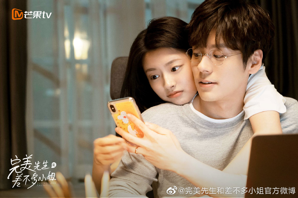 ✨《完美先生和差不多小姐》| 领衔主演:魏哲鸣 、徐若晗 「相亲相到了挂过自己科的教授是种怎样的感受?」~温柔直男大叔配小迷糊萝莉的「注定高糖分」设定、加上节奏明快没有洒狗血,《完美先生和差不多小姐》也是本季可追看的一部下饭甜剧。剧情讲述「完美先生」高冷禁欲系男神教授章斯年,与「差不多小姐」统计学专业佛系阳光女孩云舒邂逅后可展开的浪漫故事,据知还有先婚后爱小甜饼可以嗑~喜欢这类剧情千万别错过!