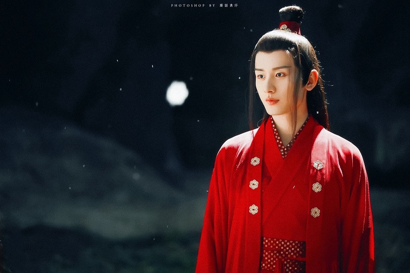 此外本季因《琉璃》播出后爆红、演技表现备受认可的新晋男神成毅，原名为「傅诗淇」～感觉和「白白」白敬亭名字一样，用听的会觉得是女生名耶（笑）～