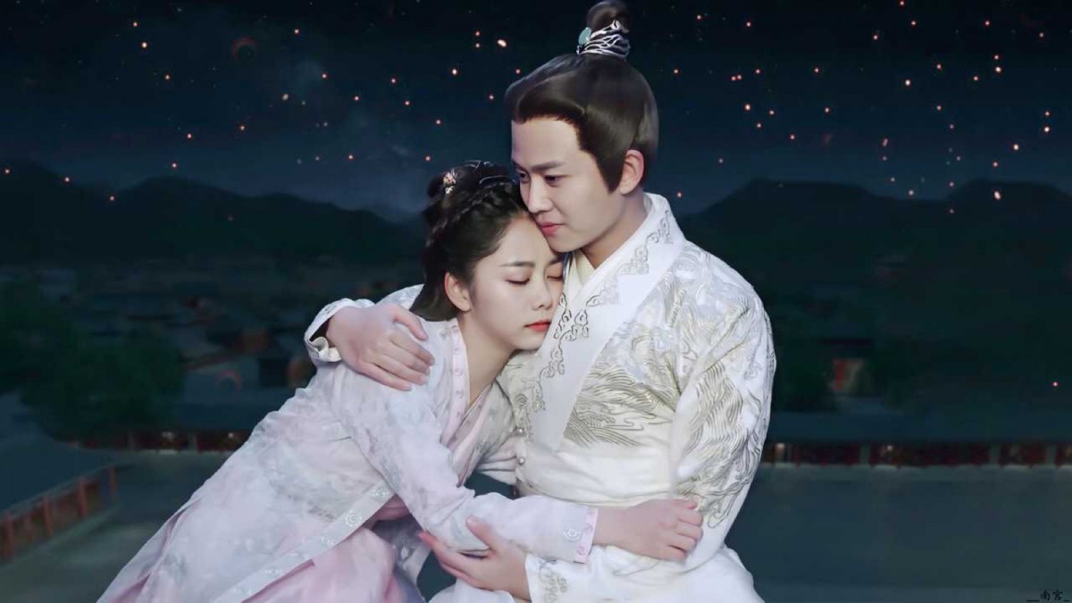 今年初大热古装剧《锦衣之下》中配一脸的男女主角任嘉伦和谭松韵，曾在采访期间搞笑互叫本名；任嘉伦原名「任国超」、谭松韵原名「谭晶晶」，也因此被粉丝们取了「晶终抱国」CP名～