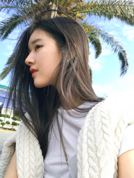 护发秘诀（三）：居家也能定期做头皮护理 头皮保养是防脱发的不二秘诀～此前肉丝在短视频中也强调了头皮清洁护理的重要性。她推荐的居家头皮保养爱用好物：吕Ryo「紫宝瓶」滋养韧发密集强韧头皮净化露，一瓶中富含的韩方草本配方包含高丽人参精华，可帮助镇静舒缓和滋养头皮、净彻头皮老废角质和多余油脂。油性头皮建议1周用1-2次、干性头皮2周1次即可。