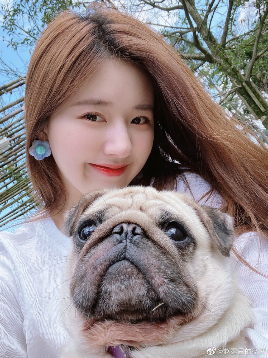 护发秘诀（二）：护发素和护发油不能少 肉丝也强调自己很注重使用护发素conditioner和护发油。她在洗发后会给发尾抹上厚厚的护发素、记得不要涂抹到头皮唷～之后用皮筋将头发捆起来（肉丝形容就像腌泡菜一样扎起来腌一下 ?），先继续洗澡到最后再将conditioner冲洗干净即可～