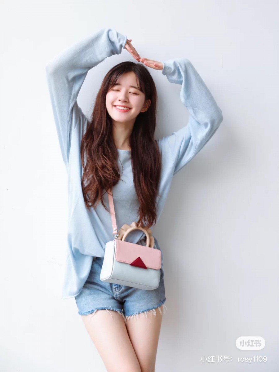 洗完头后会用干毛巾把头发包起来，轻柔擦拭头发至半干状态后，在手心揉搓一下护发油然后抹到发尾。最后吹干头发就能get柔顺秀发喽！