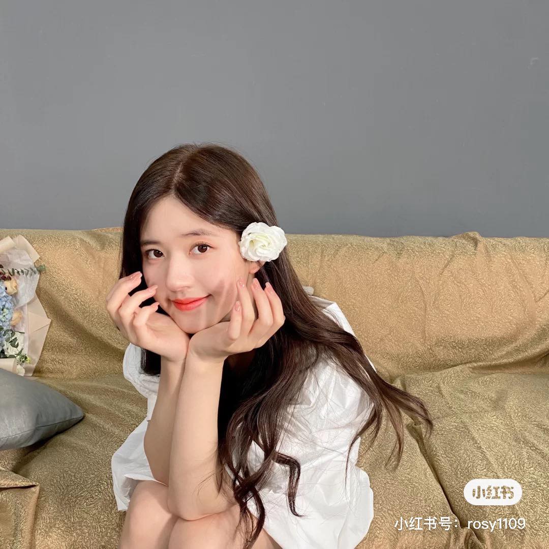 护发秘诀（一）：洗头不要洗太勤！ 赵露思不止一次在采访和小红书笔记中分享过自己的护发秘诀是「不要勤洗头」！部分女生因为感觉头发和头皮容易出油，因而会勤洗头至一天洗两次或以上；但其实太频密洗头就跟太频密洗脸一样，会导致皮脂收到「缺油」信息更进一步分泌油脂、带给毛囊太多刺激，久而久之容易水油不平衡，反而容易让头皮更易出油唷～