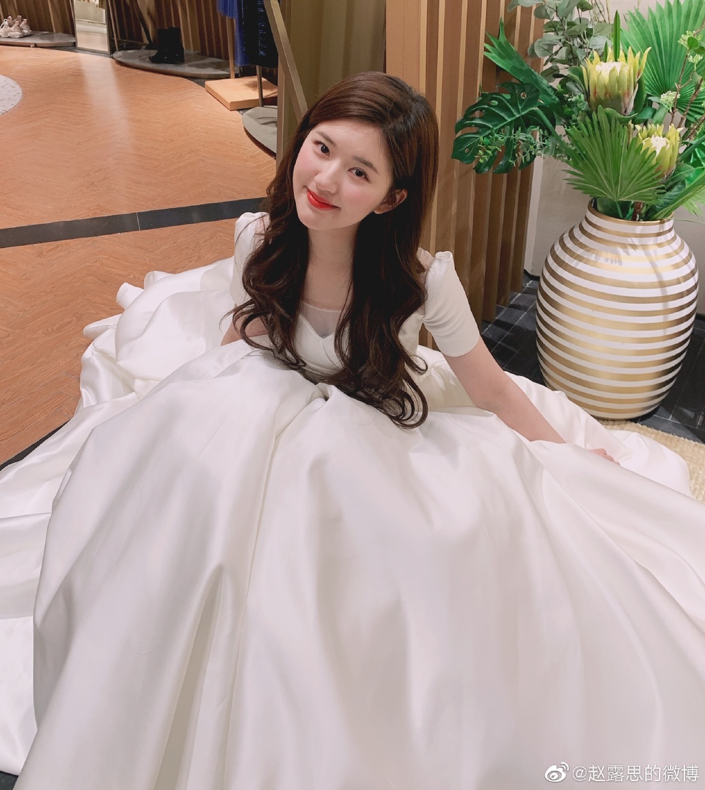 2020霸屏女神「肉丝」赵露思除了平日的穿搭、护肤和瘦身技巧在网上掀起女生们疯传追崇，她令人羡慕的超浓密发量、柔顺健康头发也一直是网民粉丝的讨论焦点～今天就来整理出赵露思给粉丝们分享过的5个护发秘诀，笔记起来养出咱们可爱肉丝的同款秀发吧 ❤️