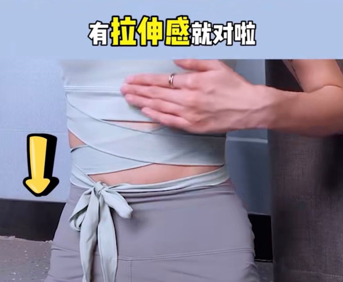 1、坐直后,右手将头部慢慢忘右边斜下方压,同时需要收紧腹部感受到左侧拉伸感。记得做完后要换边做哟~