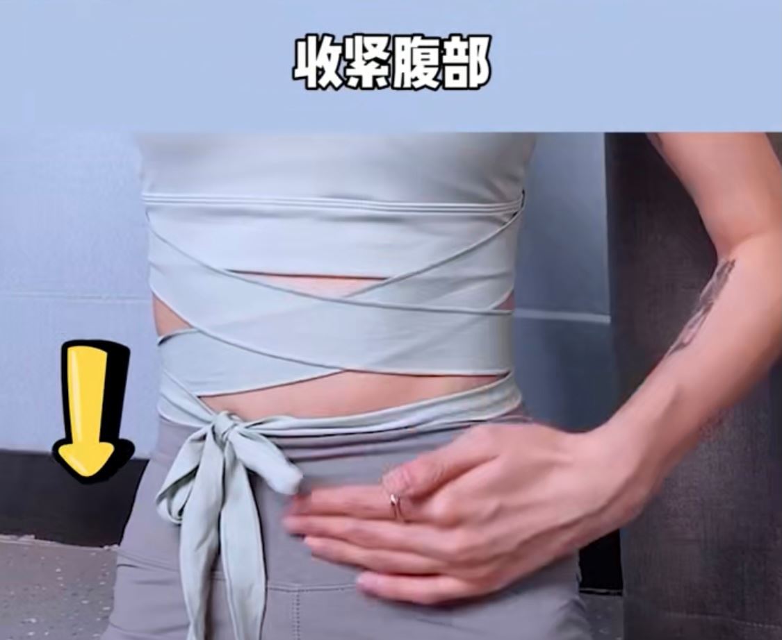1、坐直后,右手将头部慢慢忘右边斜下方压,同时需要收紧腹部感受到左侧拉伸感。记得做完后要换边做哟~