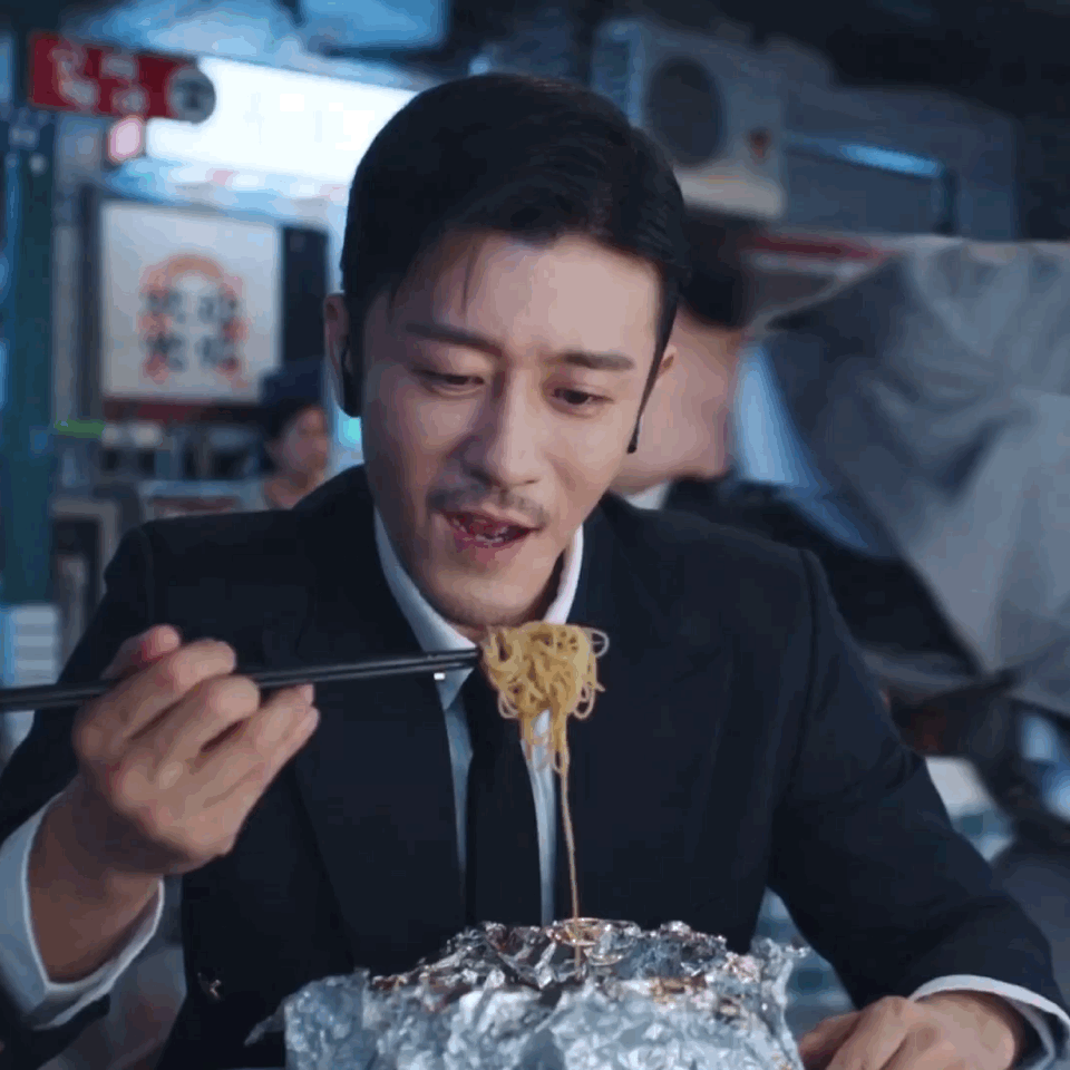 被顾胜男的「飞天酒瓶」砸头；