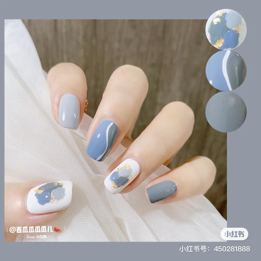 很韩系feel的一款油画感撞色涂鸦美甲,雾霾蓝+石墨灰色美甲上点缀些许金箔和精细的小涂鸦,超吸睛!