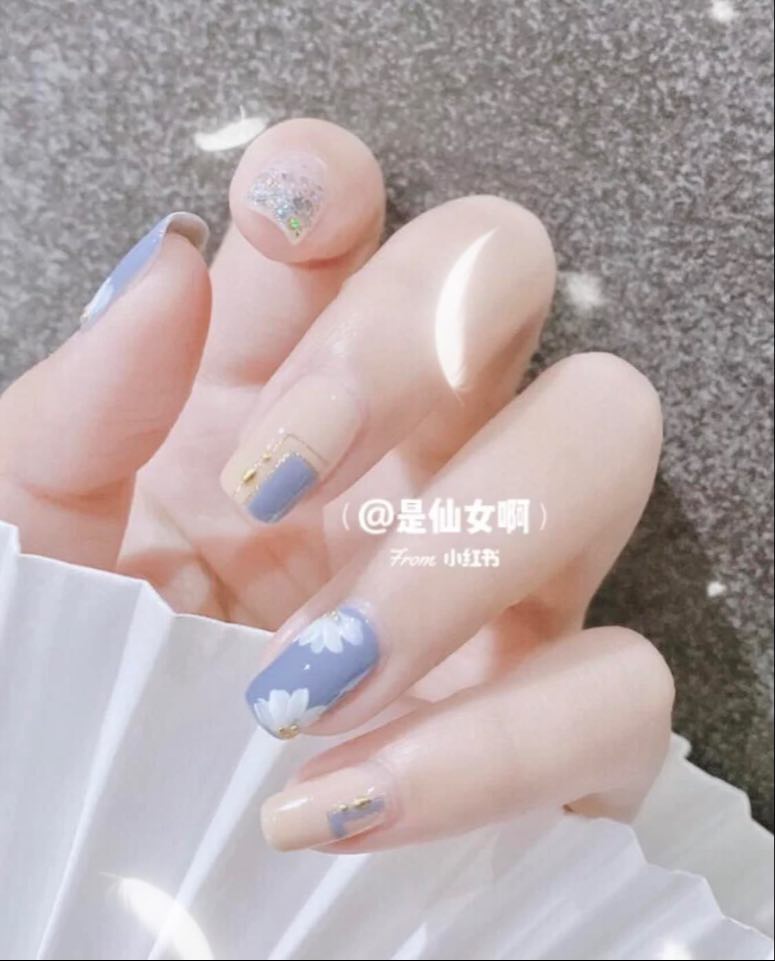 和小编一样大爱小雏菊元素的女孩不妨参考这款!低饱和度的雾霾蓝配上温柔奶茶色系,再添以白色小雏菊元素,成品效果简直太惊艳啦~