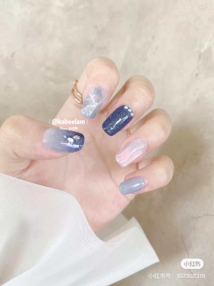 看完这款淡漠深蓝色 x 冰透水蓝色「星辰大海」美甲,直接想原地把蓝色美甲安排起来有木有!