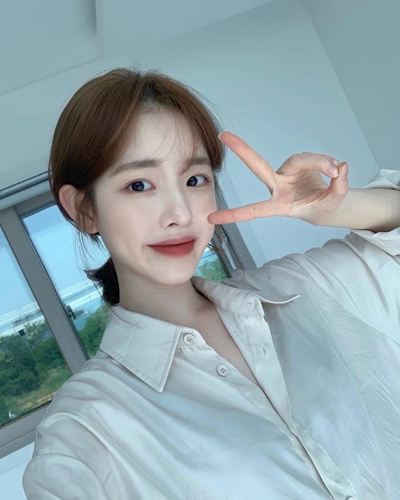 12、珍惜会照顾你和体谅你的人,但要记住这些人本就没有义务对你好~不要把坏脾气都留给与自己最亲、最包容和照顾自己的人。 13、女生最值得的投资是「自己」,用自己真正喜欢的方式、能力所及的方式把自己打扮好,整齐干净装扮示人,自信和气质都会UP!比如挑选化妆品和服装时,更侧重符合自己气质的,而非随波逐流买入不适合自己的时尚单品。