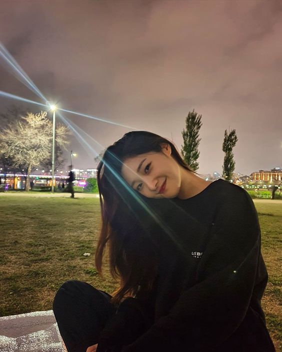 8、眼神笃定不要「飘」,尤其在和人说话交流时,坚定而不过分尖锐地直视对方眼睛,会让对方感受到你的自信唷~ 9、你真我就真,你假我转身!交友宁缺毋滥,与其拼了命地迎合别人融入不适合自己活虚情假意的圈子,不如把真心留给真正的朋友。