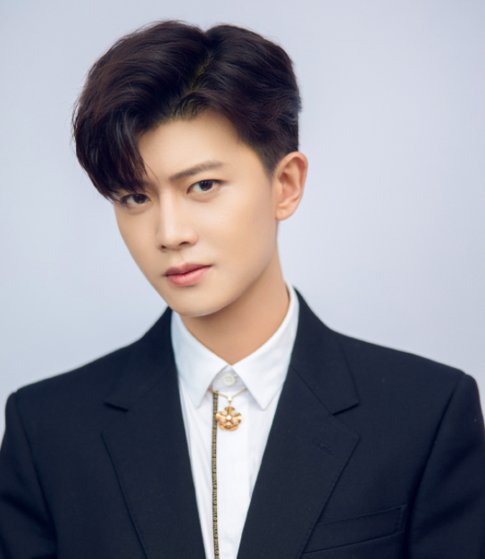 ✨ 任嘉伦待播剧:《乌鸦小姐与蜥蜴先生》、《一生一世》、《蓝焰突击》、《不说再见》 近年影视作品一部接一部的霸屏男主任嘉伦,今年连续3部作品《锦衣之下》、《暮白首》和《秋蝉》和观众见面后,「剧库」依旧未空!(笑~)目前他的待播作品包括与邢菲主演的浪漫爱情剧《乌鸦小姐与蜥蜴先生》、与陈小纭主演的消防救援剧《蓝焰突击》以及和张钧甯主演的都市缉毒剧《不说再见》;此外任嘉伦不久前也官宣合作新晋女神白鹿开拍《一生一世》,希望很快能看到「国超」的新作啊!