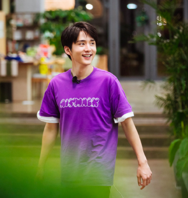 ✨ 张新成待播剧:《光芒》、《回廊亭》 一直挑战各种不同作品,希望用作品充实自己戏路的「宝藏男孩」张新成,今年其主演的《冰糖炖雪梨》、《以家人之名》都交出了亮眼成绩单!来临他还有两部待播剧集《光芒》以及《回廊亭》,角色设定皆跳脱出此前他给观众留下的少年感印象,相信会有很大突破!日前微博上有传张新成有望和古装剧女神陈钰琪出演电视剧《昔有琉璃瓦》,讲述故宫文物修复师于流浪翻译家的温暖治愈爱情故事;不过目前还未正式官宣,大家一起坐等更进一步消息吧~