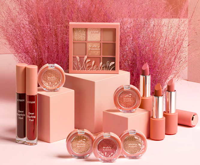 2020下半年秋冬美妆新品:Etude House Muhly Romace 系列 此前在韩国推出就大热的Muhly Romance浪漫粉芒草系列稍早前正式在大马Etude House上架~九宫格眼影盘集合了日常特别百搭实用、很显温柔气质的秋意满满粉棕感色调。口红部分一支RM40+就能入手,CP值超高哇!