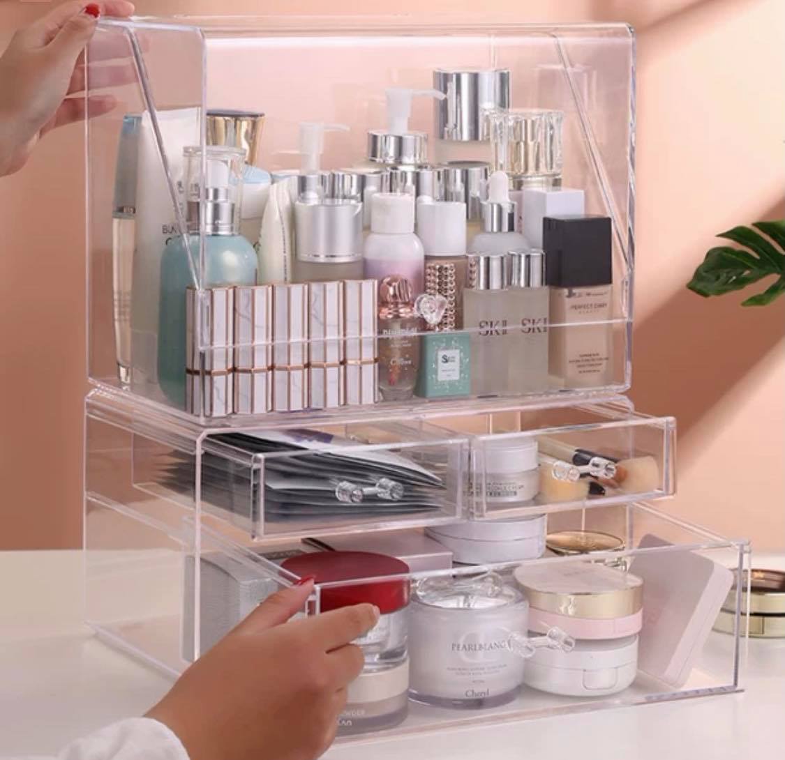 护肤、化妆品防尘收纳盒:瓶瓶罐罐化妆品、护肤品堆积在桌面上,不仅想要用的时候特别难找,还特别容易布满灰尘!善用带有防尘盖设计的透明亚克力收纳盒,一目了然轻松找到想要用的产品~RM34.90 - RM68.90 >> 链接