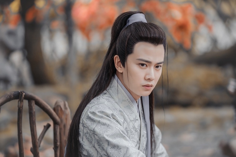 TOP 1 :任嘉伦《锦衣之下》陆绎 (120992票) 本年度必追的《锦衣之下》让不少剧迷入坑后表示:时不时就想重刷这部剧~剧中任嘉伦饰演的「陆绎」堪称是本季最让人一眼万年的男主之一 ? 无论是查案时作风凌厉的锦衣卫指挥佥事、还是把今夏当「宝」满眼深情的恋爱脑陆绎,都十分让人沦陷啊!