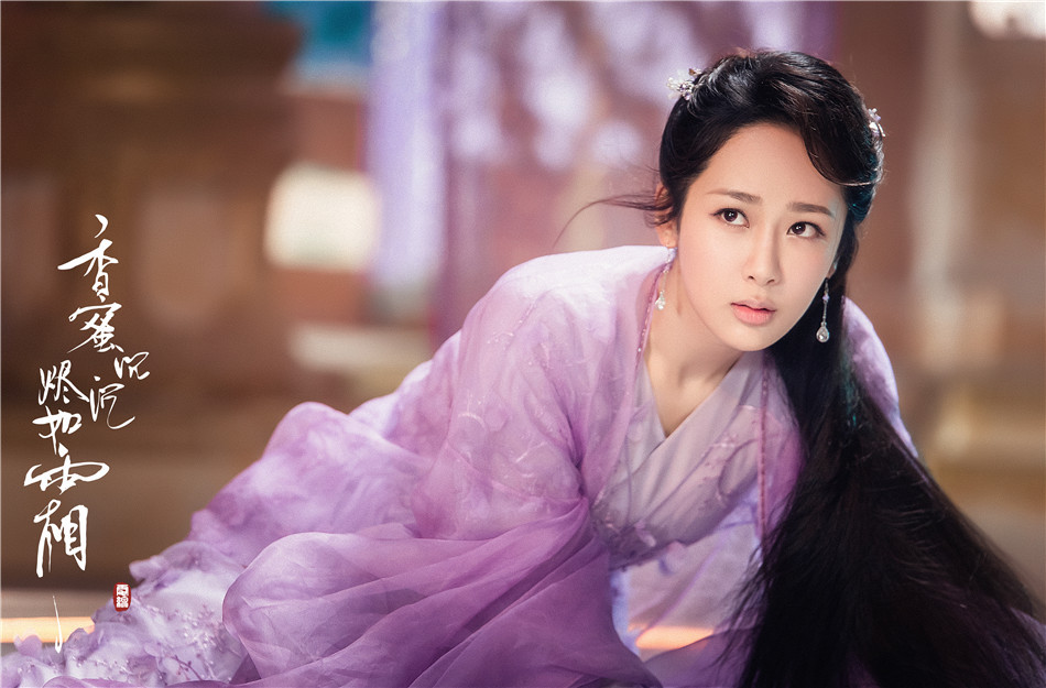 TOP 9 :杨紫《香蜜沉沉烬如霜》锦觅 (38539票) 香蜜女孩们当年在追砍《香蜜沉沉烬如霜》时哭掉了多少包纸巾吖呀?(笑)前期可可爱爱特别率真的小葡萄锦觅,后期被利用误以为旭凤是杀父仇人捅了对方,吐出陨丹后才惊觉自己一直以来爱的人是他…真的开篇时糖有多甜,后面剧情就有多虐心啊!