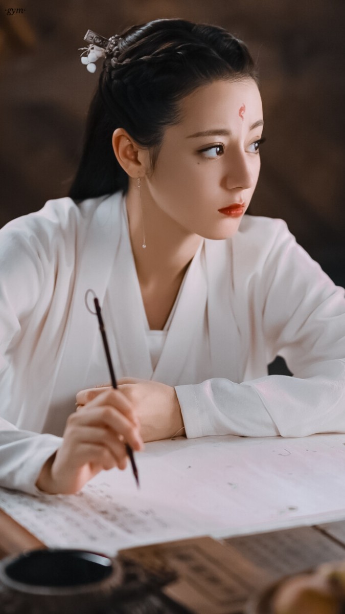 TOP 10 :迪丽热巴《三生三世枕上书》白凤九 (38251票) 俏皮灵动、痴情追爱的小可爱白凤九,傻憨憨的呆萌个性连女生都忍不住喜欢她吖~❤️ 角色设定就和迪丽热巴本人一样率真可爱特别讨喜,被不少剧迷和书迷大赞「热巴最大限度的巴凤九演活了」~