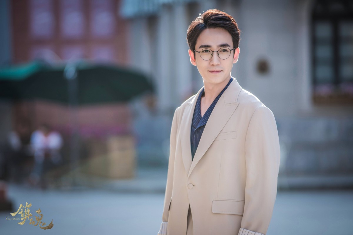 TOP 8 :朱一龙《镇魂》沈巍(38958票) 有看过《镇魂》的Girls一定会对温润如玉的沈巍沦陷到难以自拔!但结局真的太叫人意难平了啦 ? 沈巍和弟弟夜尊同归于尽、赵云澜为镇魂灯燃烧了自己;一个碎了魂一个镇了灯,最哭崩的是沈巍到死都以为他好好的护住了赵云澜…当时看完真的超想给编剧寄刀片啊啊啊~(气爆)