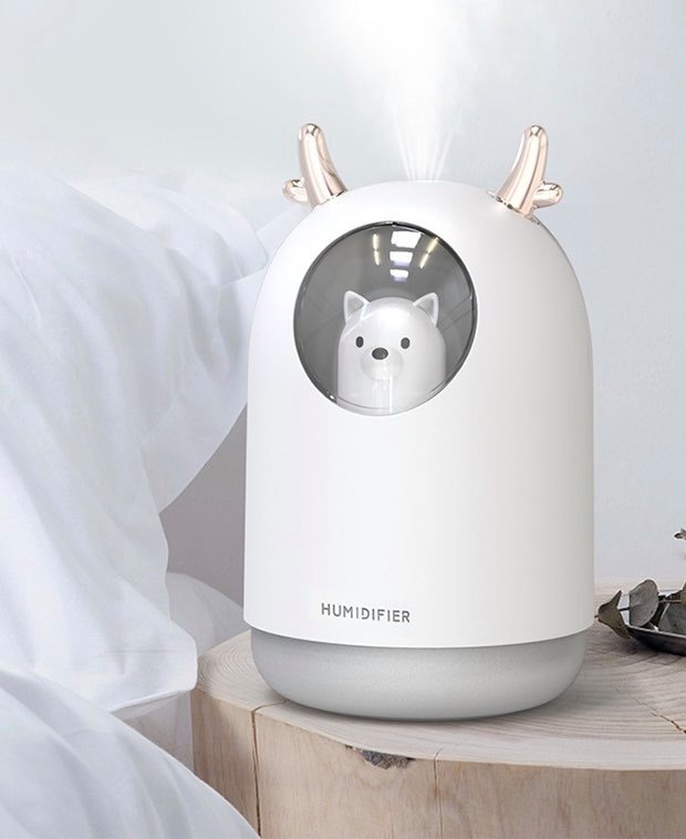✨超萌北极熊加湿器 「住在」鹿角小房子里的北极熊帮你加湿滋润！只需拧开盖子加入适量的水，插上电源按下开关就能使用喽～柔粉色、白色款都很精美！RM18.80 >> 链接