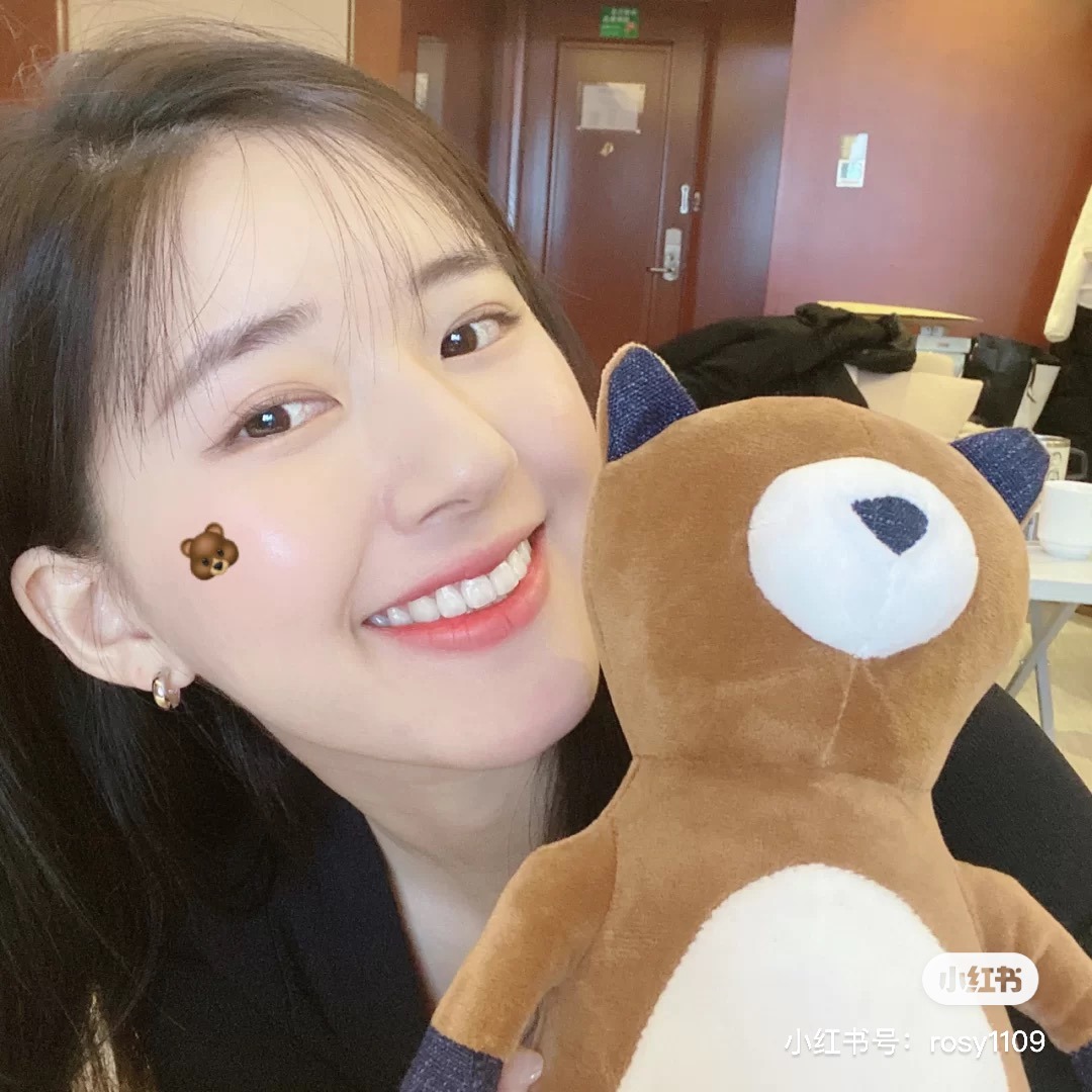 本季霸屏女神赵露思的可爱迷人魅力,相信不止异性,就连女生也都忍不住为她着迷啊!❤️ 超会拍照的她很常在微博和小红书活跃update状态,各种元气减龄拍照姿势都很值得Girls参考唷~今天这篇来给Girls整理了拍照达人肉丝的「显脸小拍照Tips,跟着拍出赞数UP UP的美照吧!