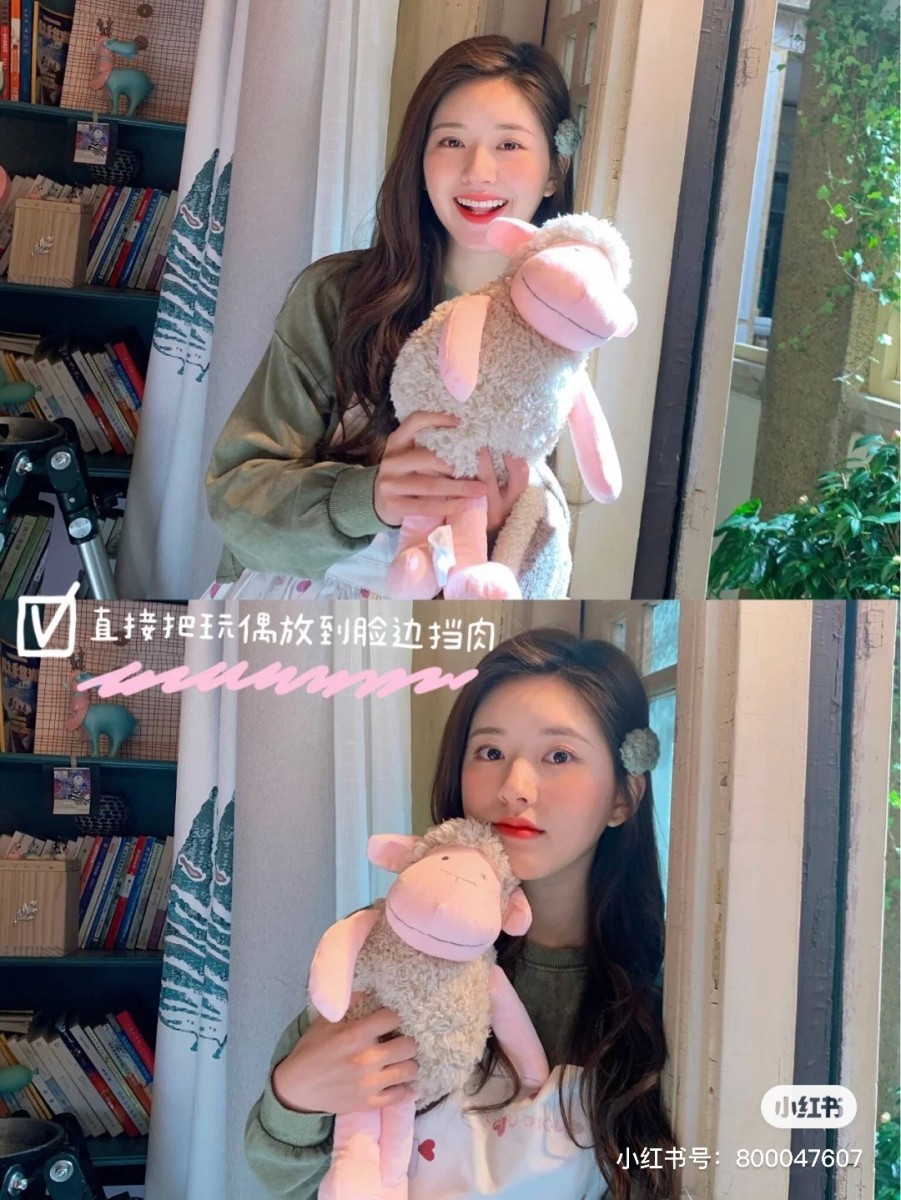 Tips 2:善用小道具遮脸 比如手握娃娃摆在身前做「递给镜头」的动作、直接用娃娃等各种小道具放到脸边挡肉,同样特别显脸小哦!