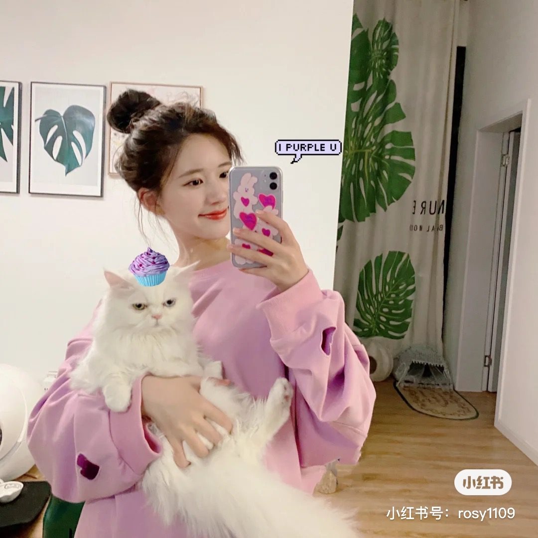 Tips 3:对镜自拍 比起需要各种找角度才能拍好的近距离自拍照,「对镜子自拍」出片更快速,还能稍微用手里的手机挡脸、素颜也轻松拍!