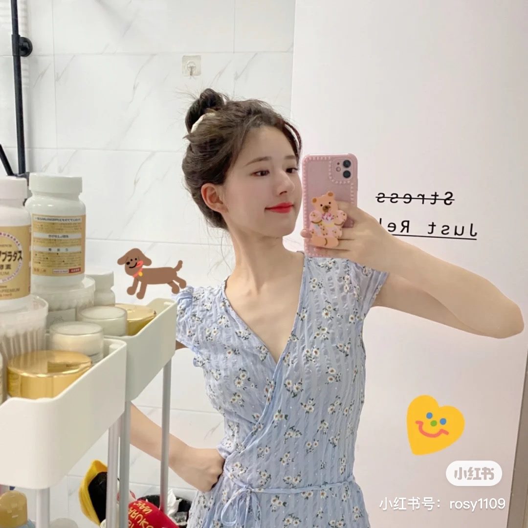 Tips 3:对镜自拍 加上各种手势如叉腰、单手碰头、张开手对着镜子say hi、抓抓帽子等,更显可爱元气feel!