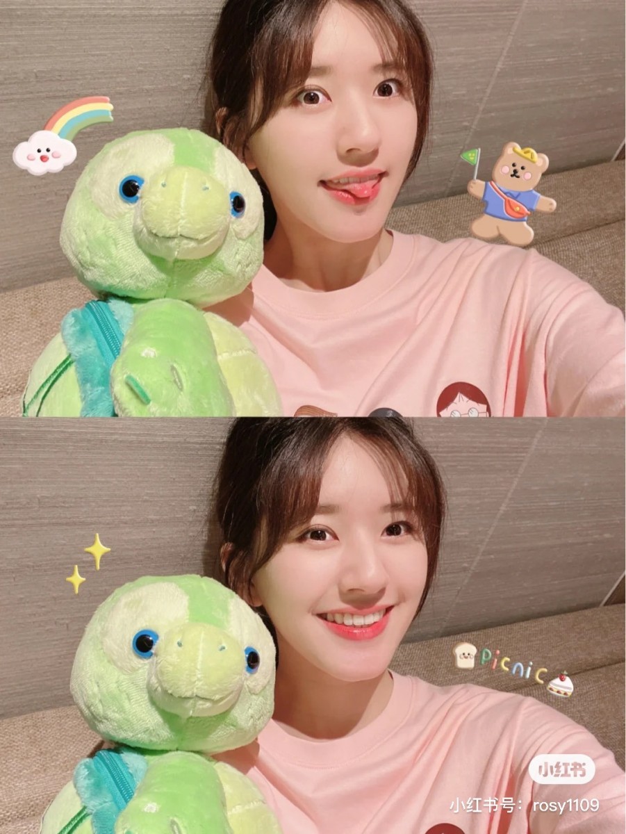 Tips 2:善用小道具遮脸 比如手握娃娃摆在身前做「递给镜头」的动作、直接用娃娃等各种小道具放到脸边挡肉,同样特别显脸小哦!