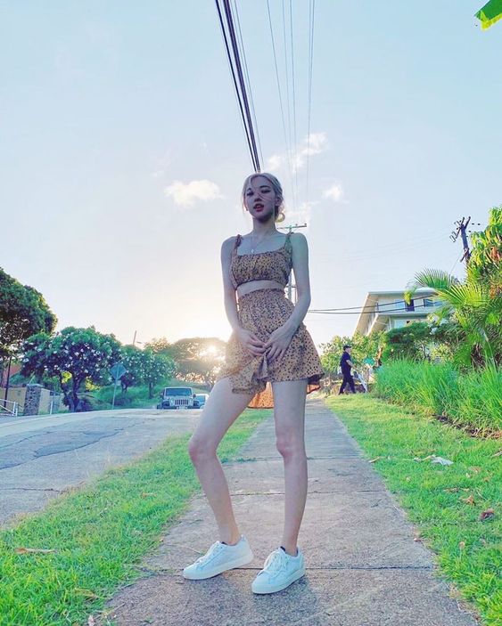 近日马来西亚疫情屡创新高;遏制病毒传播你我皆有责,大家一定要照顾好卫生及维持社交安全距离,尽量宅家避免不必要的外出!?宅在家的时间里别光一动不动赖在床上滑手机~不妨腾出几分钟时间边做这以下几组简单运动,坚持锻炼「躺着」逆袭成女团腿: