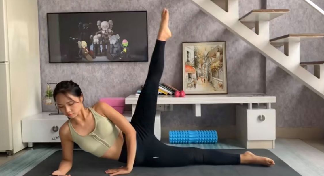 动作(二)侧卧抬腿 侧卧后腿部伸直,单腿进行抬腿动作;抬腿时幅度尽量迈开至最极限,可以明显感受到腿部内侧的拉伸感。做完后换边重复做,一双腿各做30次下x4组。