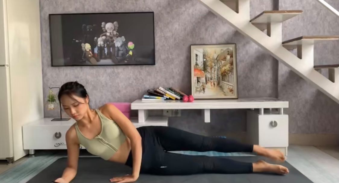 动作(二)侧卧抬腿 侧卧后腿部伸直,单腿进行抬腿动作;抬腿时幅度尽量迈开至最极限,可以明显感受到腿部内侧的拉伸感。做完后换边重复做,一双腿各做30次下x4组。