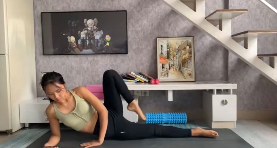 动作(三)侧卧单脚上下 持侧卧,单腿伸直向上抬至最极限;大腿保持不动,脚尖踮直+小腿上下踢。做完后换边重复做,一双腿各做30次下x4组。