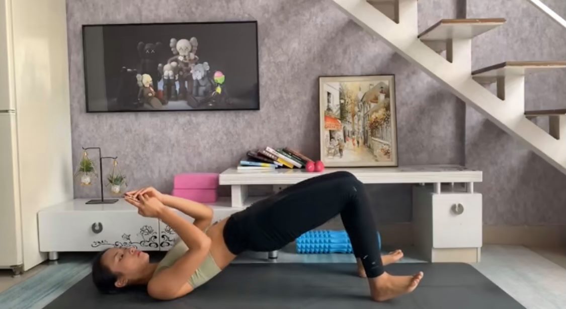 动作(四)臀桥 平躺后屈膝,脚后跟着地支撑;用臀部和力量抬起下半身;抬起的同时腰部、臀部缩紧,坚持2-3秒回到原处在重复动作。记得做臀桥的要诀是,肩膀、腰至膝盖呈一直线。这款后脚跟着地的动态臀桥锻炼,比起基础款的臀桥更能训练到因久坐易囤积脂肪赘肉的大腿后侧和臀部。建议共做4组,一组重复30下。