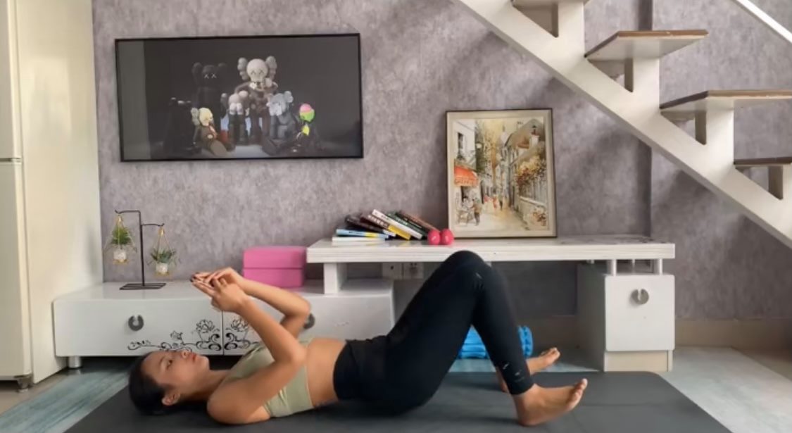 动作(四)臀桥 平躺后屈膝,脚后跟着地支撑;用臀部和力量抬起下半身;抬起的同时腰部、臀部缩紧,坚持2-3秒回到原处在重复动作。记得做臀桥的要诀是,肩膀、腰至膝盖呈一直线。这款后脚跟着地的动态臀桥锻炼,比起基础款的臀桥更能训练到因久坐易囤积脂肪赘肉的大腿后侧和臀部。建议共做4组,一组重复30下。