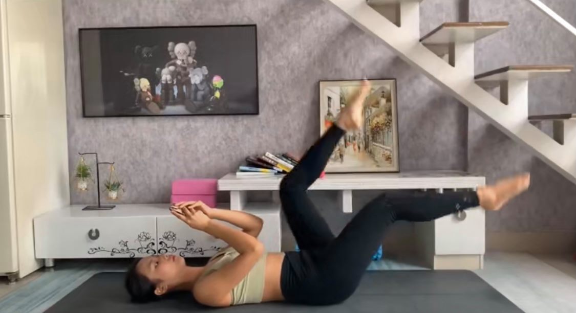 动作(一)空中脚踏车 平躺好后将双腿抬离地面,在半空中呈骑脚踏车姿势~做的同时可以放缓速度,更能感受到腿部拉伸感。一组做30下,共做4组。