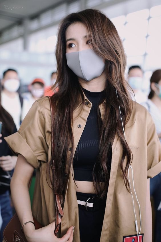 其实最好的方法就是尽量呆在家、减少非必要外出,由此一来就能减短佩戴口罩的时间,让肌肤得以收获充足的休息和自然修复时间。最后女生日常提醒您,在非常时期下遏制病毒肆虐你我有责,务必少出门、照顾卫生并遵守社交安全距离,祈愿疫情尽快过去!