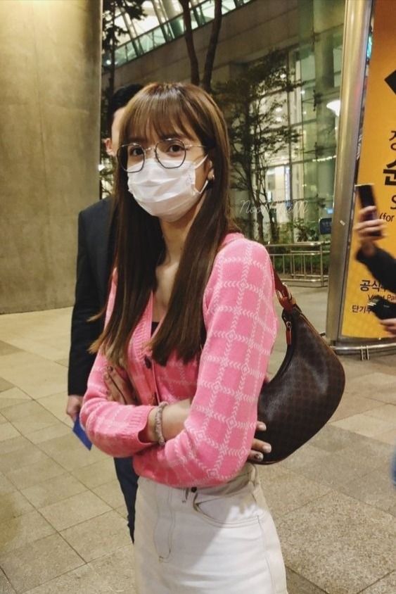 Tips 5 :使用保湿喷雾 建议可以随身携带具备保湿和舒缓效用的喷雾,每个几个小时摘下口罩洗净双手,先用吸油纸吸走脸上油污,再往脸喷上喷雾并用手轻拍促进吸收,之后用纸巾擦拭掉多余水分避免「自然风干」,否则遗留在肌肤表面的喷雾自然蒸发时还会顺便把肌肤本身的水分带走,越喷越干。