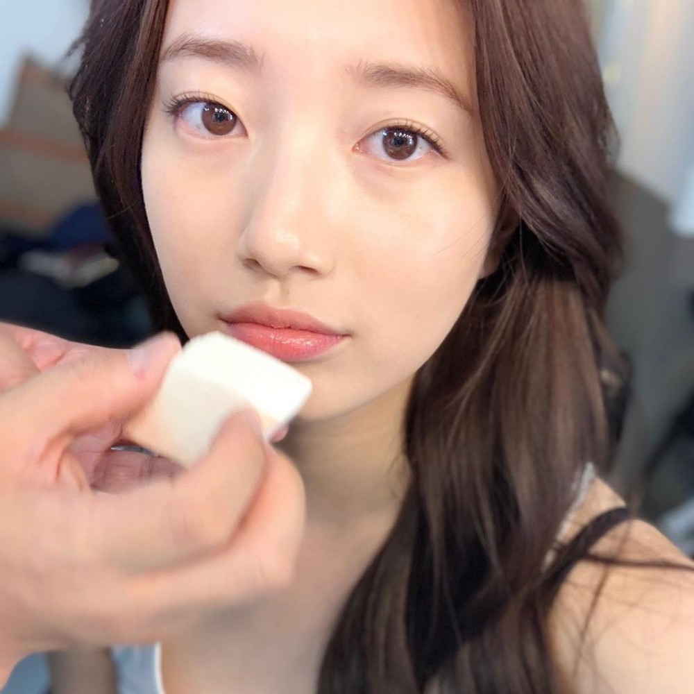 Tips 1 :防晒后薄擦一层定妆散粉再带口罩 可以在上完护肤品、涂抹好防晒后,用定妆散粉轻扫全脸,控制皮脂分泌保持清爽。