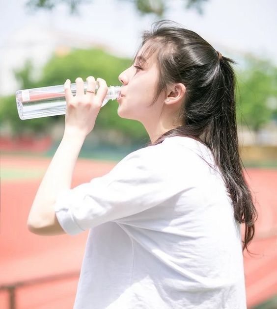 Tips 6 :多喝水 很多人戴上口罩后不是容易忘喝水、就是嫌摘口罩麻烦大大减少了喝水量~勤喝水给身体补足水分,也能间接有效改善口罩脸问题唷!