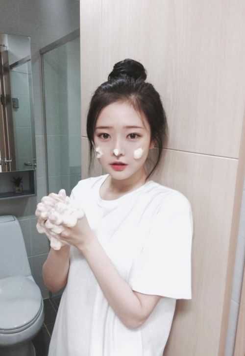 Tips 4 :「清洁」是拯救口罩脸的最基础 回家后一定要即刻摘除口罩做好脸部清洁;切忌不要因为想要抑制肌肤出油状况狂洗脸!洗脸次数早晚各一次即可,以免破坏肌肤表层的天然脂质、刺激肌肤引致过敏。洗脸过程中建议多花几分钟稍加按摩,促进血液循环之余也能确保洗净肌肤沾附的油脂脏污。也建议选用性质温和的深层清洁产品,一周给肌肤毛孔「大扫除」一次。