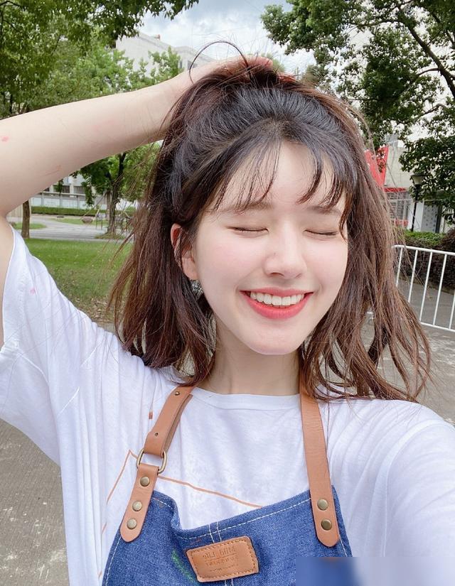 别人绑马尾和丸子头元气又减龄,自己绑完头顶扁塌塌看起来老气、特别显脸大,还特别容易松脱往下滑?下面给大家详解「十级大风」都刮不散、完美修饰脸型头型缺陷的马尾绑法Dos & Don'ts,,用简单几个Tips打造颅顶蓬松不扁塌、修饰脸型且看起来发量超多的好看马尾和丸子头~