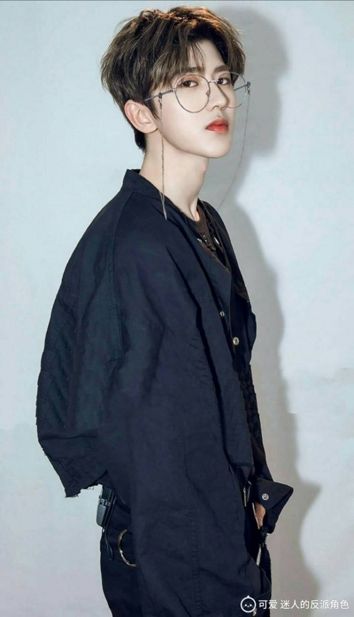 【微博票选「让人一见钟情的高颜值男神」】TOP 11 :蔡徐坤 蔡徐坤不进前十大真的让人颇感意外呢~颜控阿编私心表示:大爱KUN的眼镜造型 ? 一不小心就会看起来土气的「金丝眼镜」被他一戴直接原地爆发眼镜杀魅力吖~